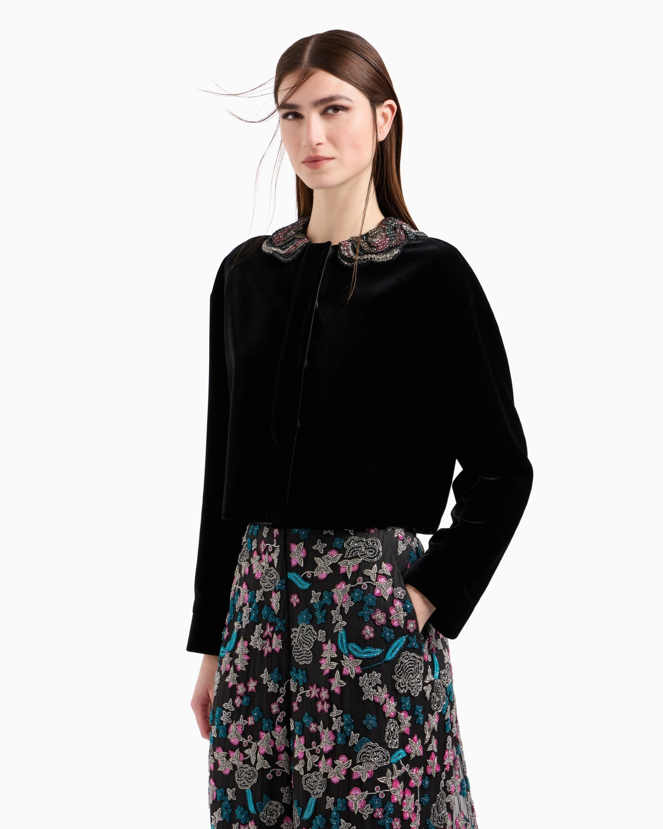 Short velvet jacket with embroidered collar Slide 2