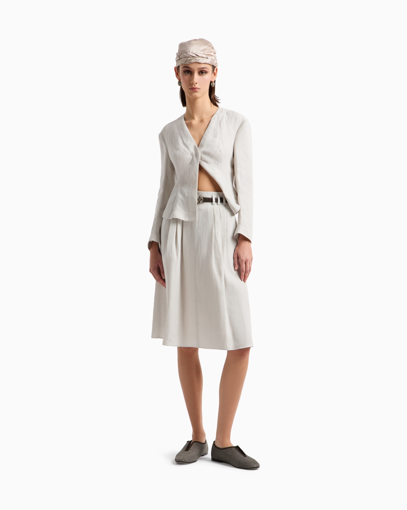 Short, single-breasted linen jacket Slide 1
