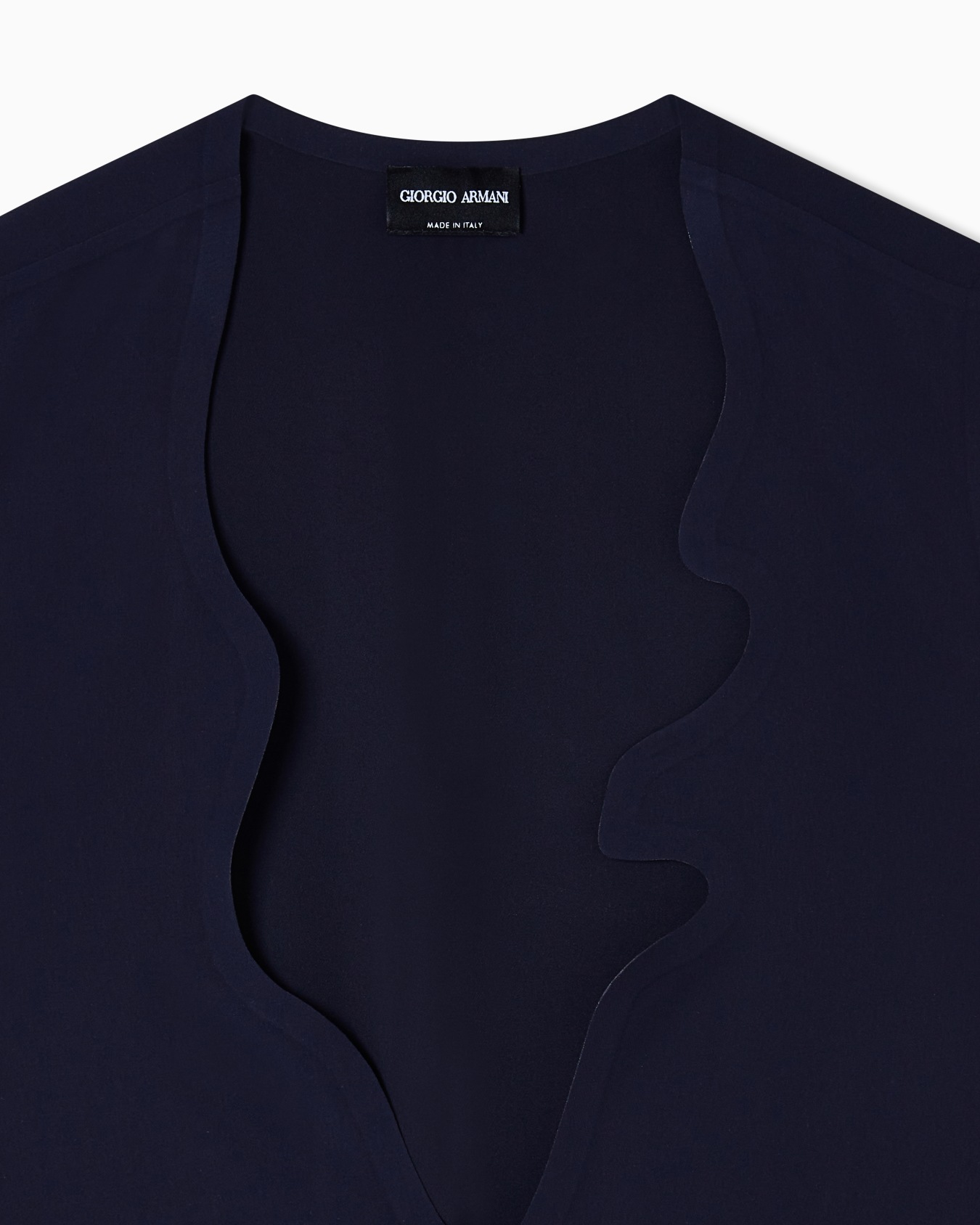 Technical cady top with shaped neckline Slide 4