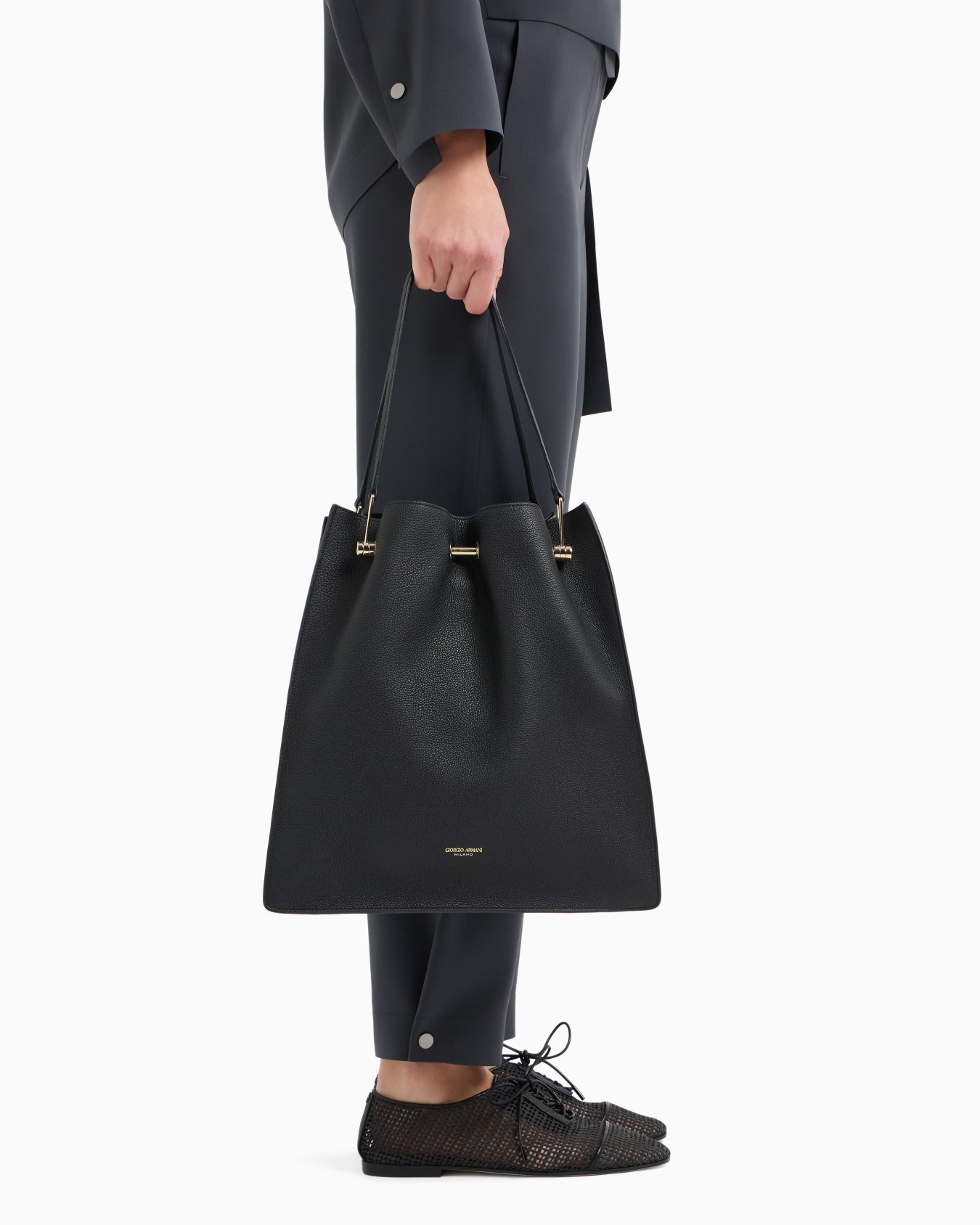 Medium shopper bag in pebbled leather Slide 5