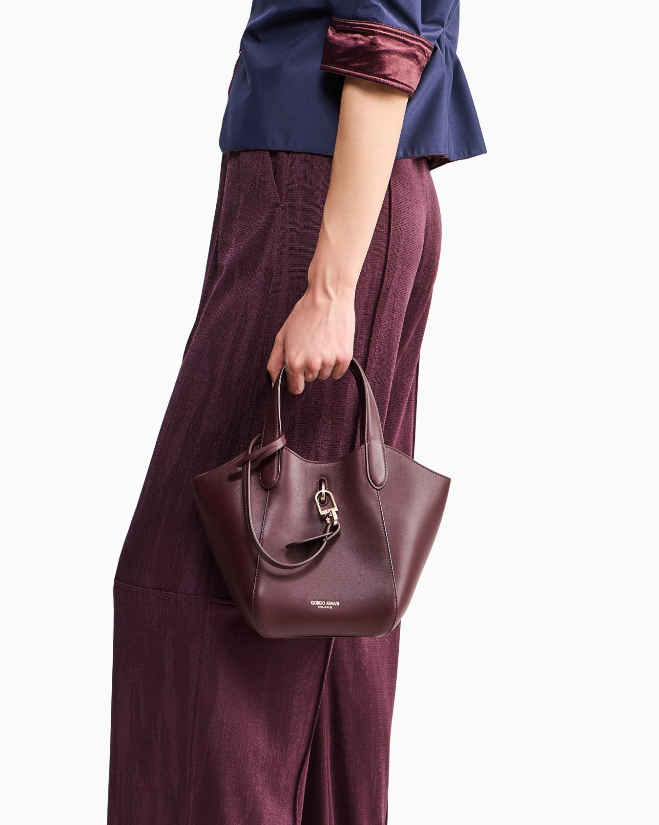 Handtasche aus Leder mit geometrischem Boden und Pochette Folie 5