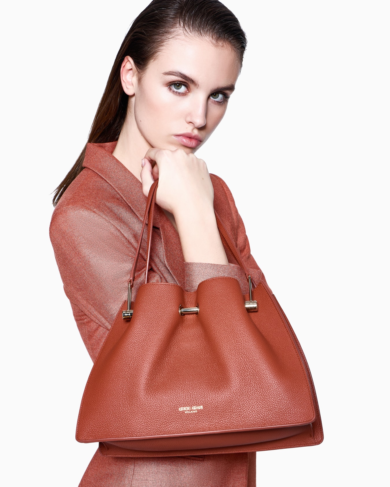 Small shopper bag in pebbled leather Slide 6