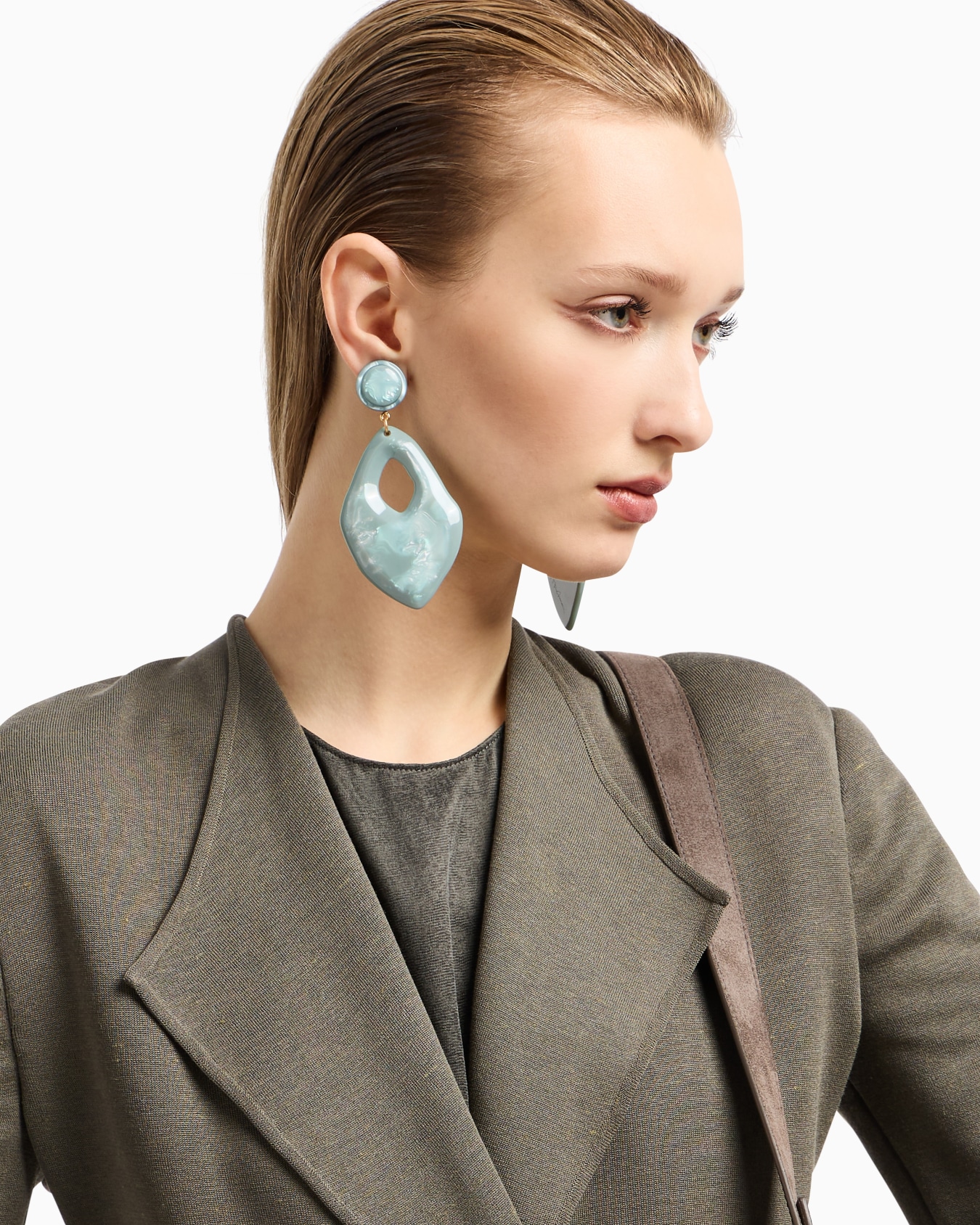 Mother-of-pearl effect clip-on pendant earrings Slide 2
