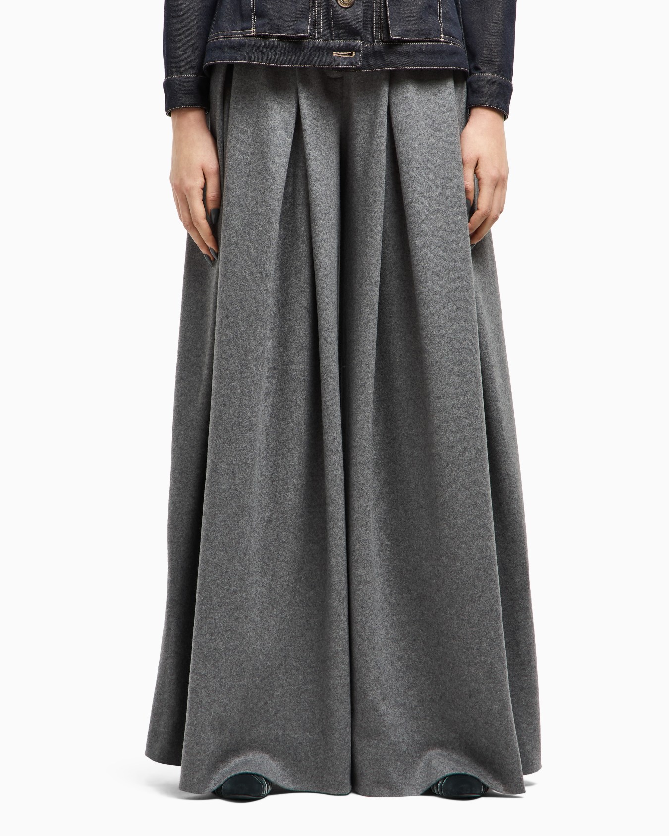Double-pleat trousers in virgin wool cloth Slide 4