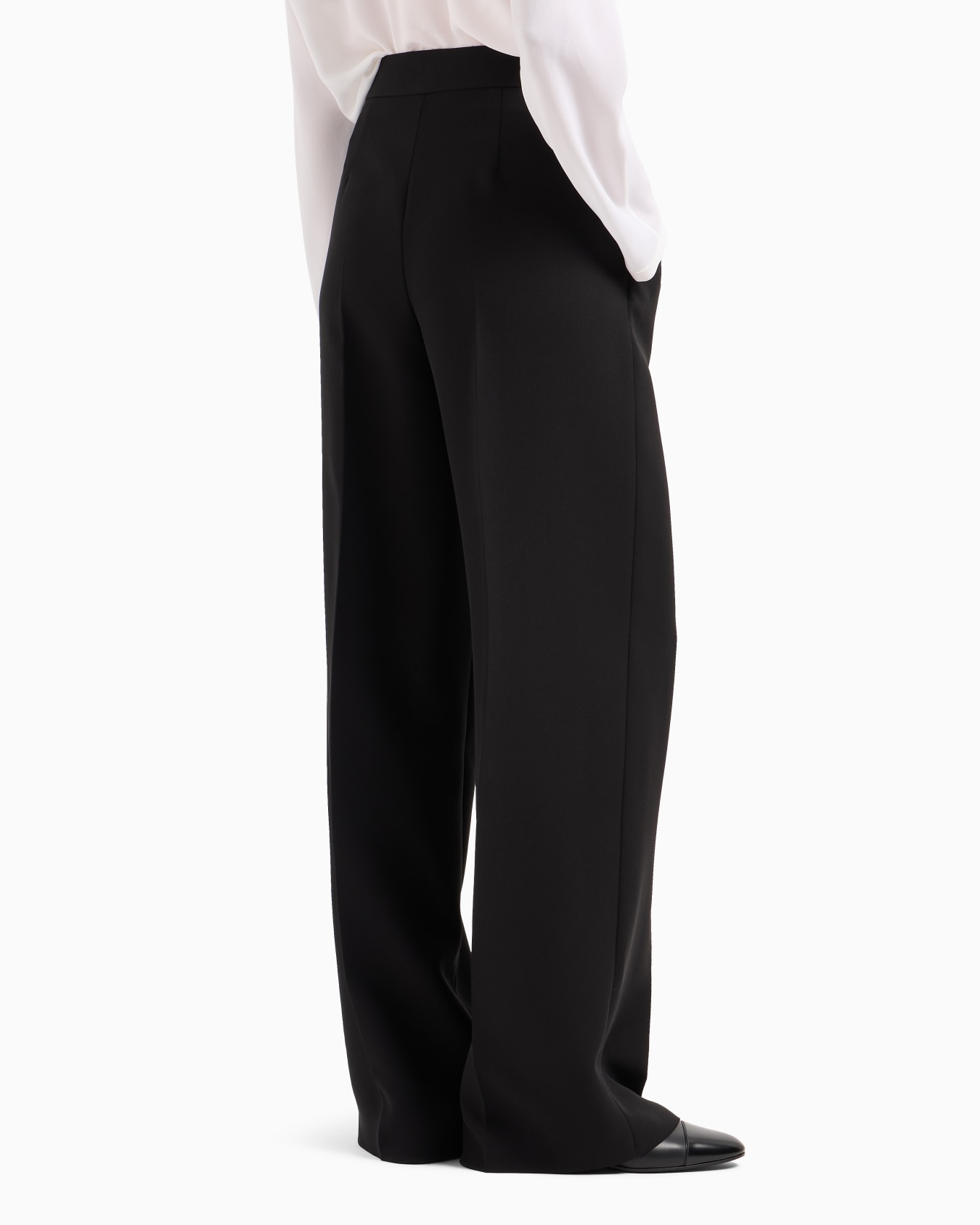 Pantaloni a una pince in cady di seta crepe Slide 3