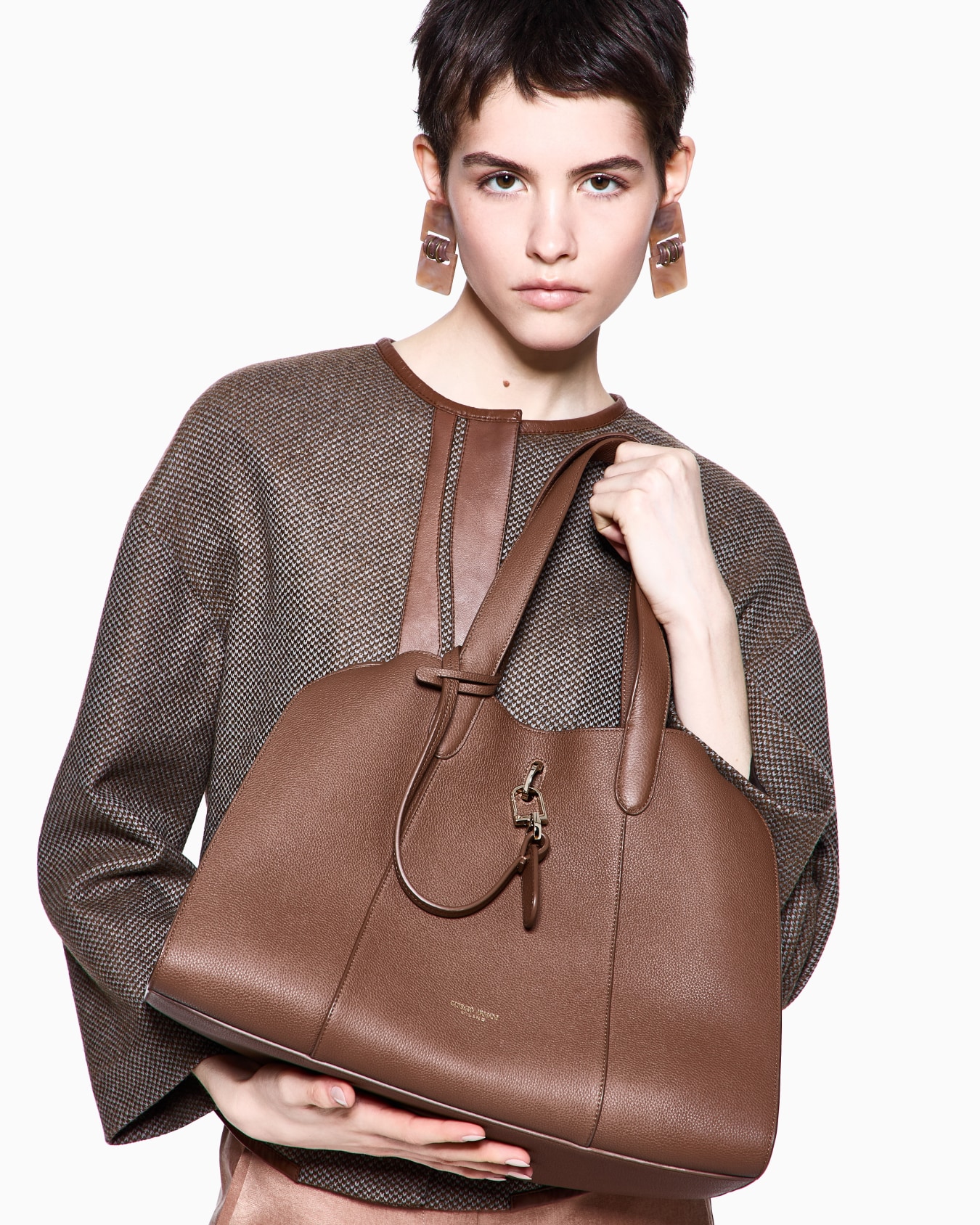 Large pebbled leather tote bag Slide 6