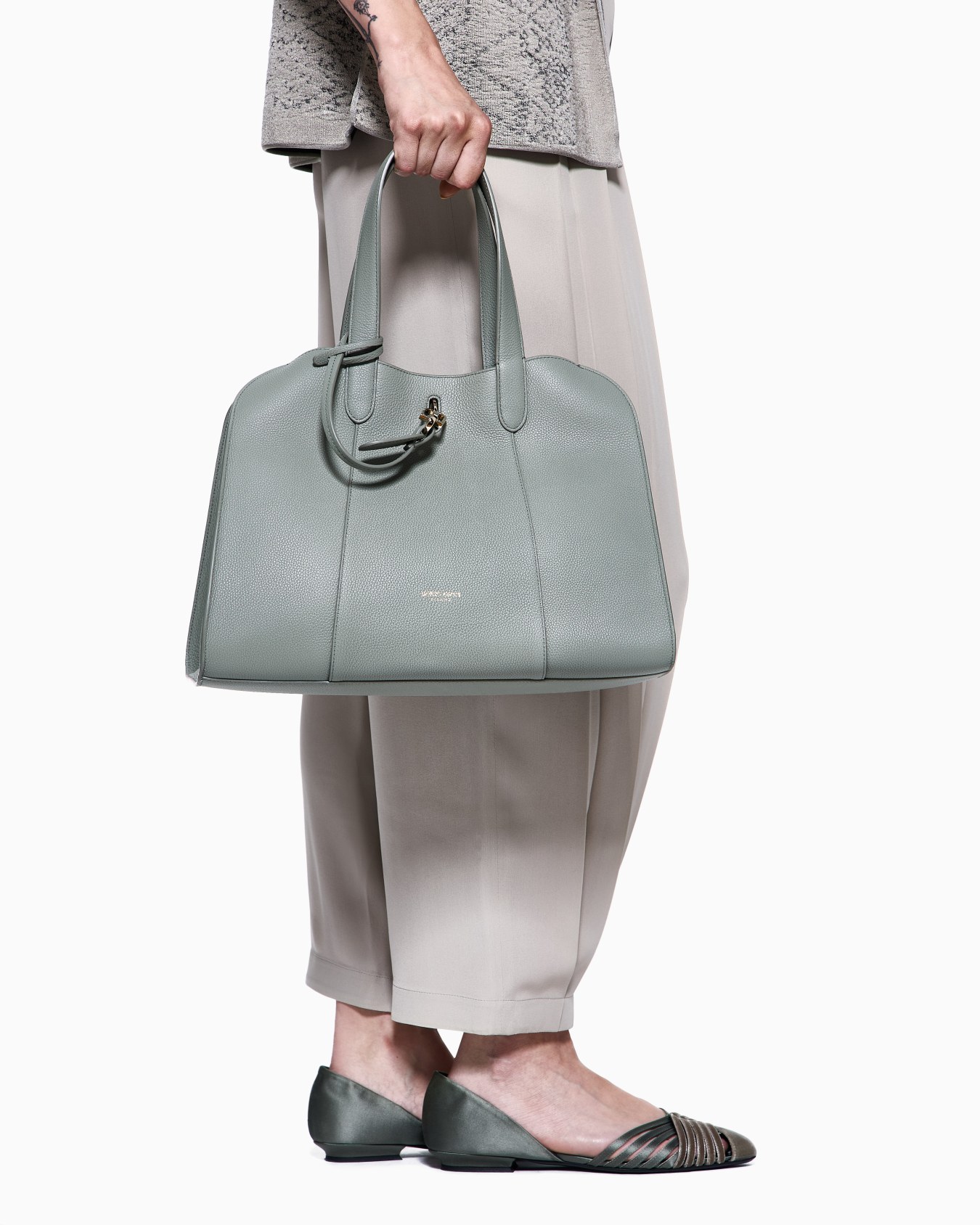 라지 페블 레더 토트백 슬라이드 5