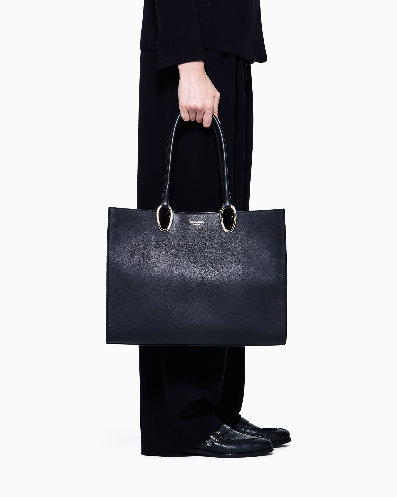 Medium shopper bag in leather Slide 5