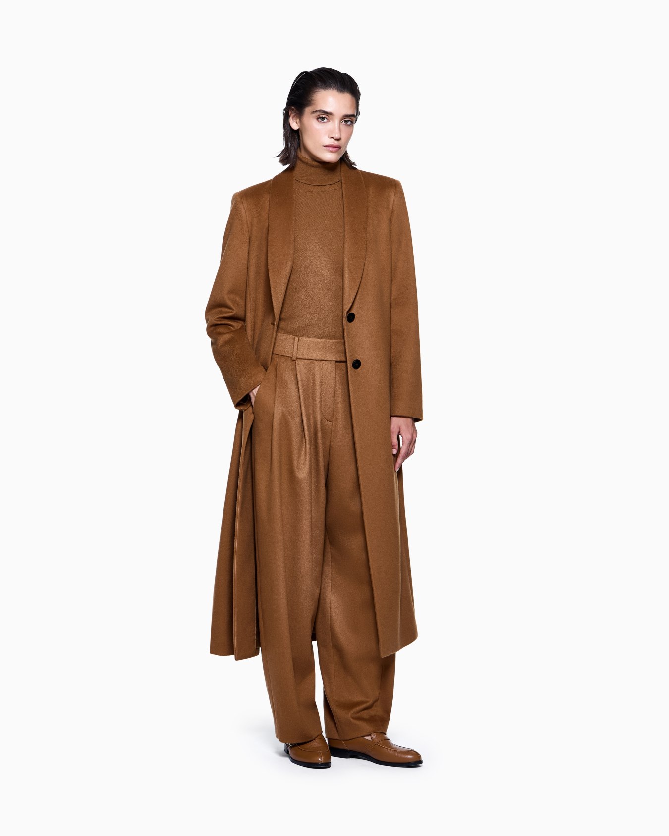 Long single-breasted coat in vicuña wool  Slide 1