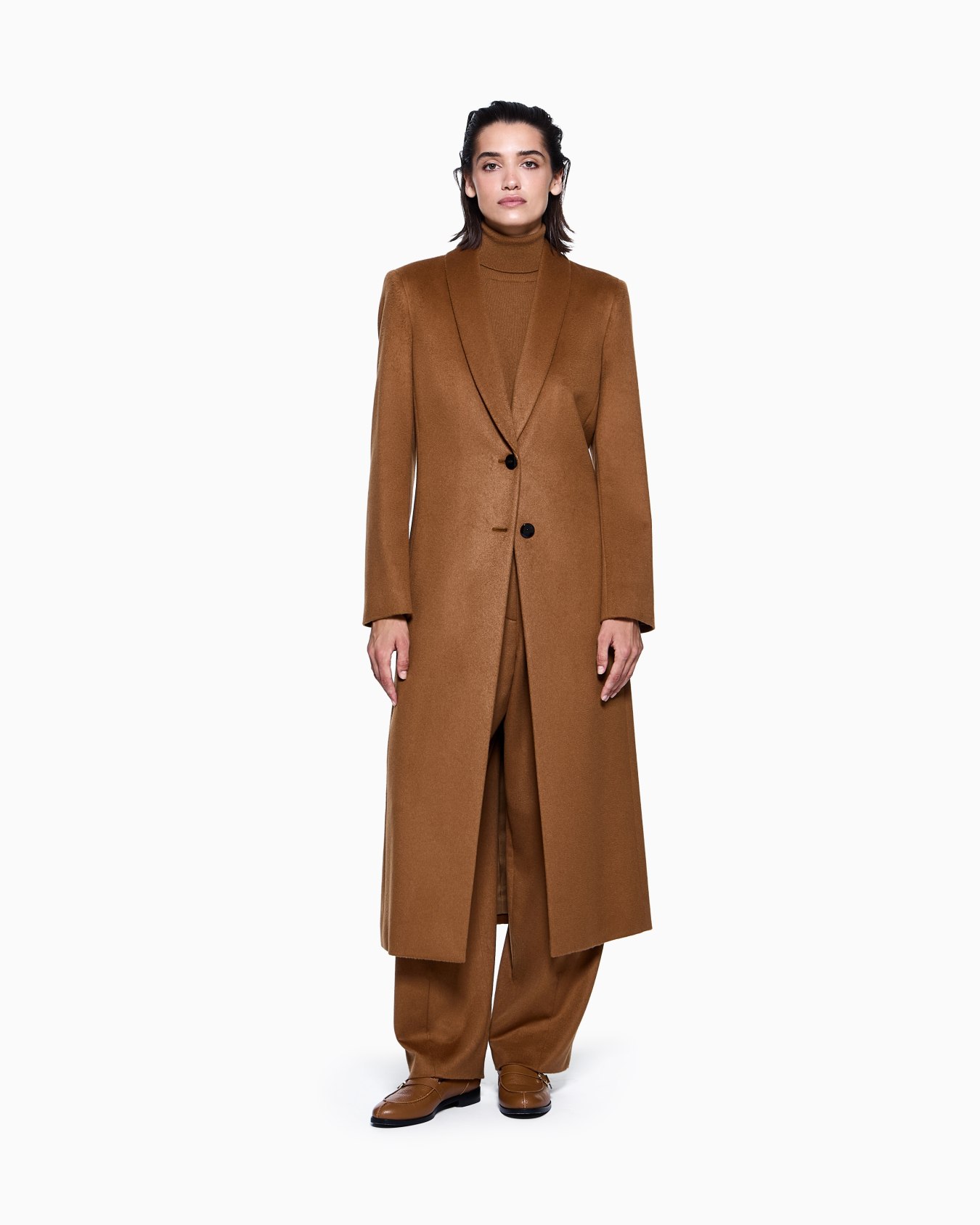 Long single-breasted coat in vicuña wool  Slide 3
