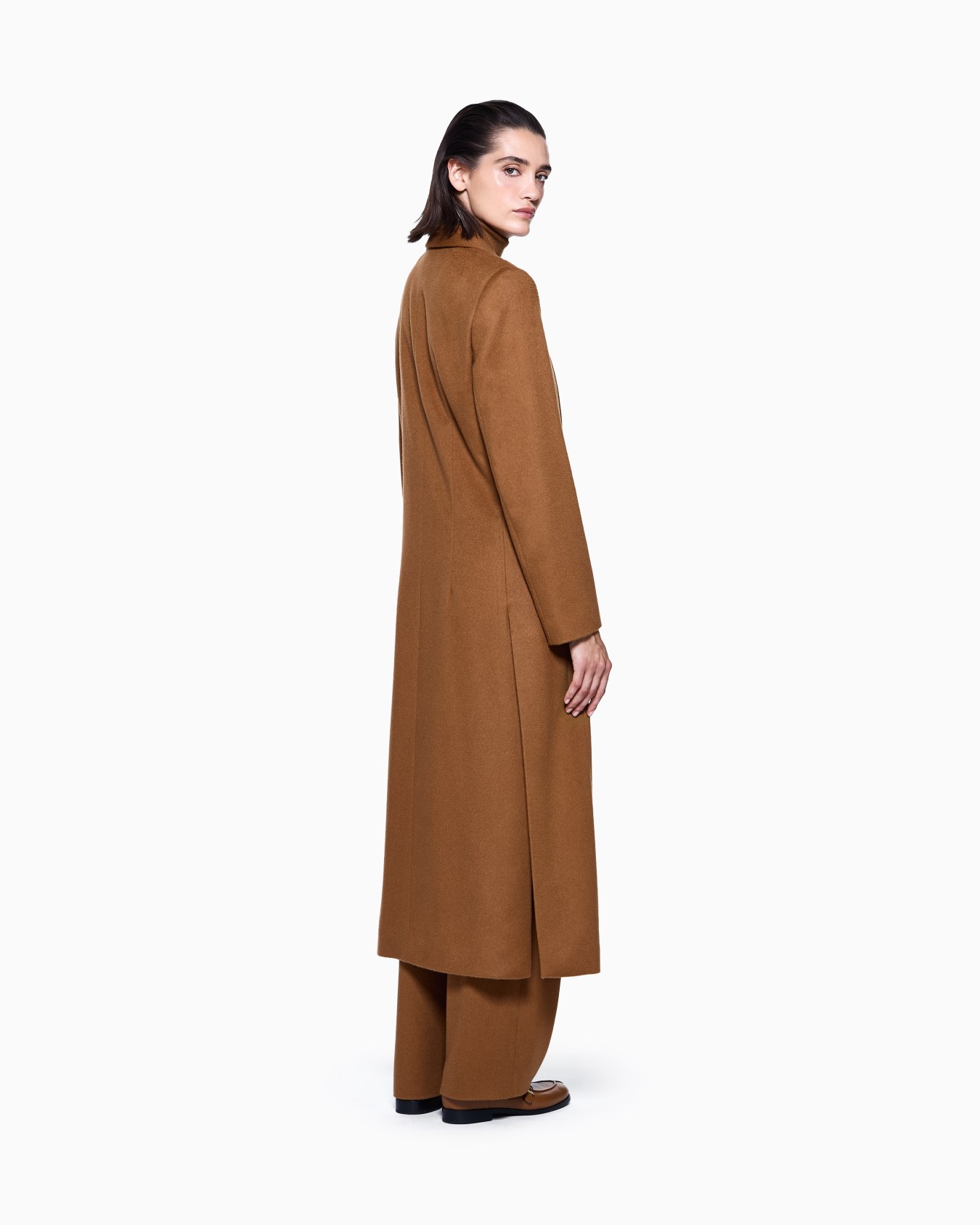 Long single-breasted coat in vicuña wool  Slide 2