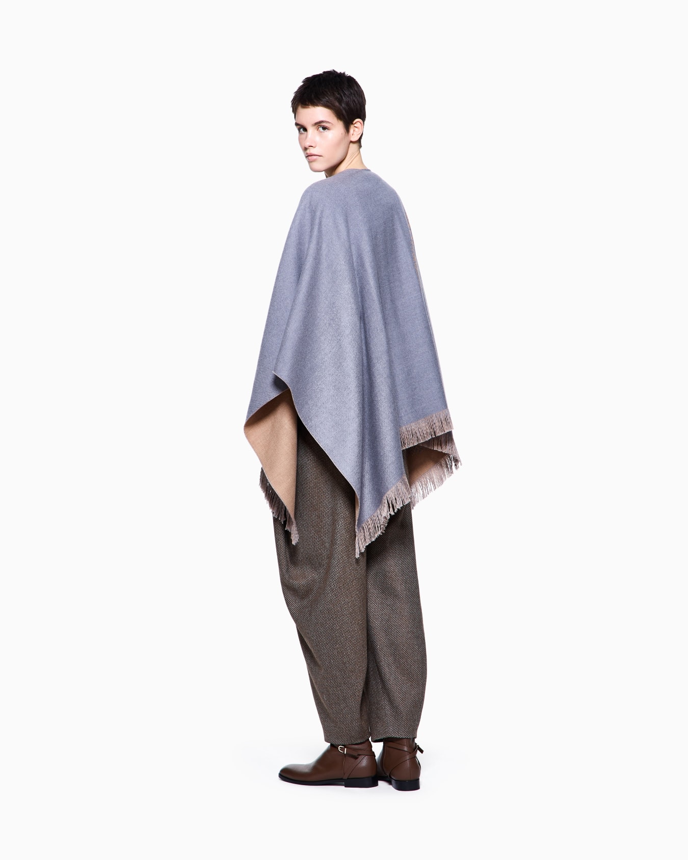 Wool cape with GA logo Slide 3