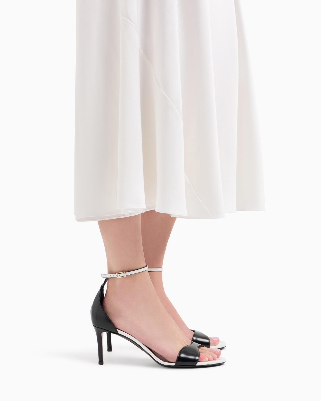 Two-tone brushed leather heeled sandals Slide 7