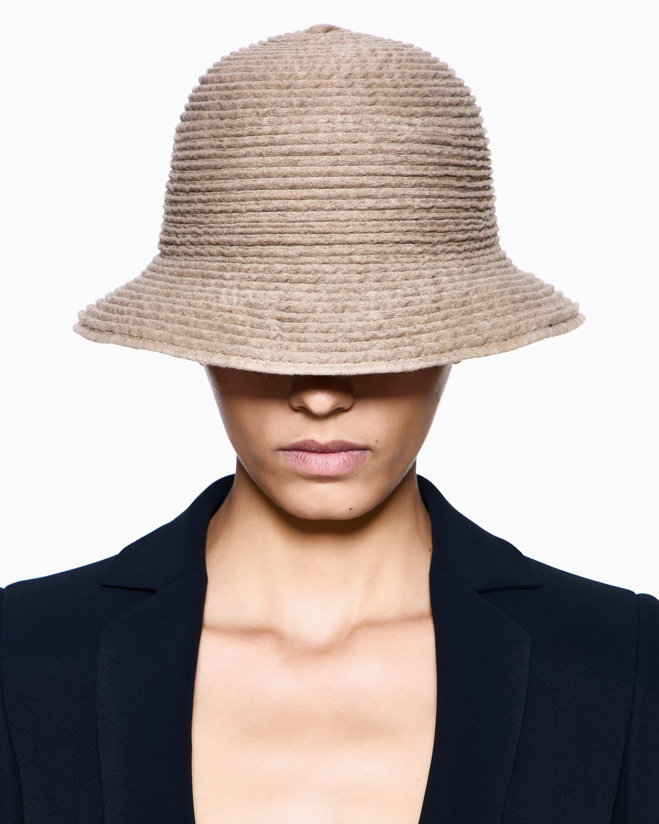 Hat in wool webbing Slide 3