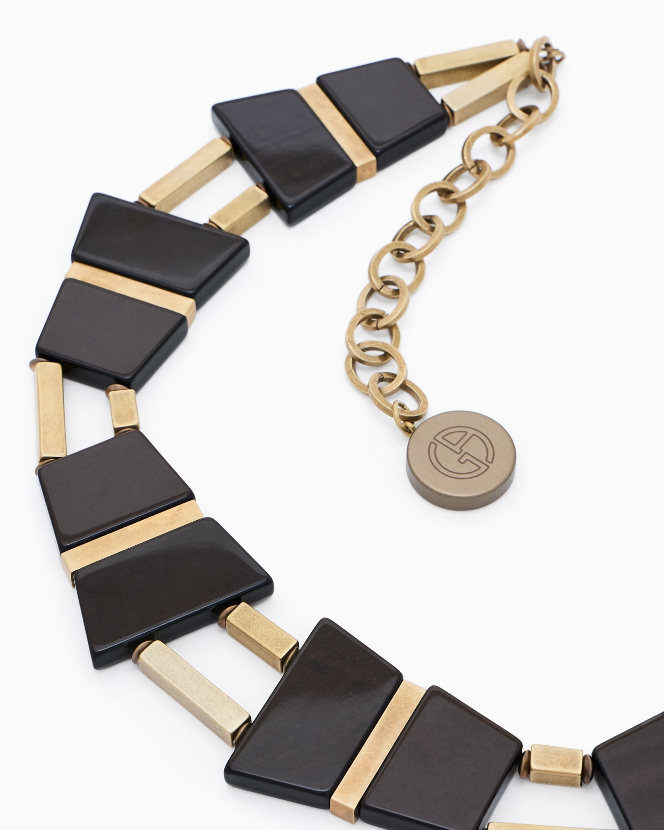 Halsnahe Kette aus Metall und Kunstharz Folie 2