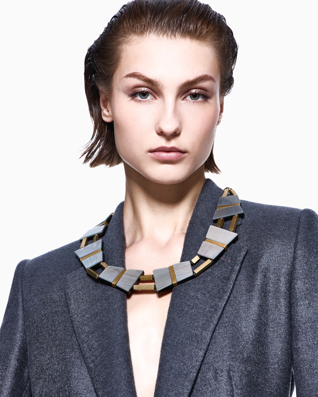Halsnahe Kette aus Metall und Kunstharz Folie 3