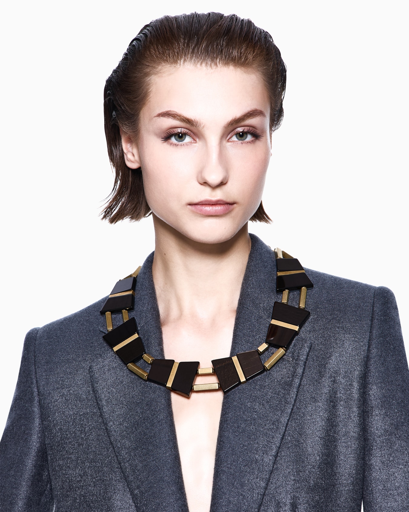 Halsnahe Kette aus Metall und Kunstharz Folie 4
