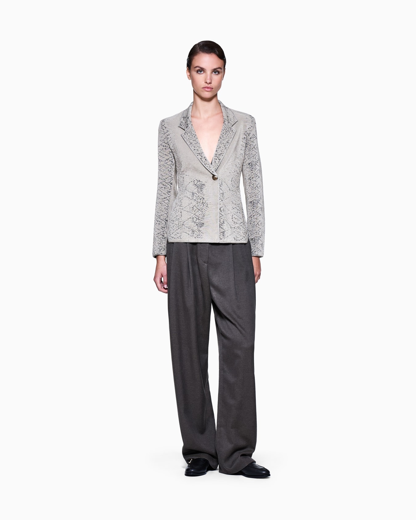 Single-breasted jacket made from jacquard viscose jersey Slide 1