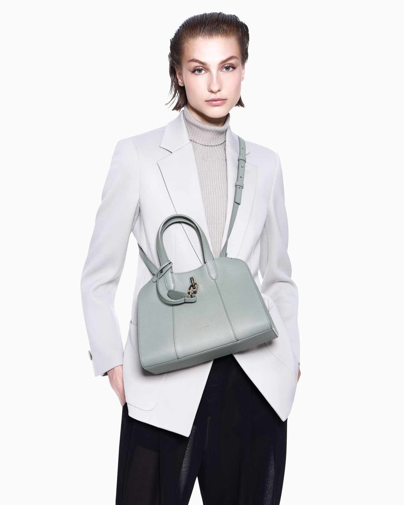 페블 레더 소재 스몰 토트백 슬라이드 6