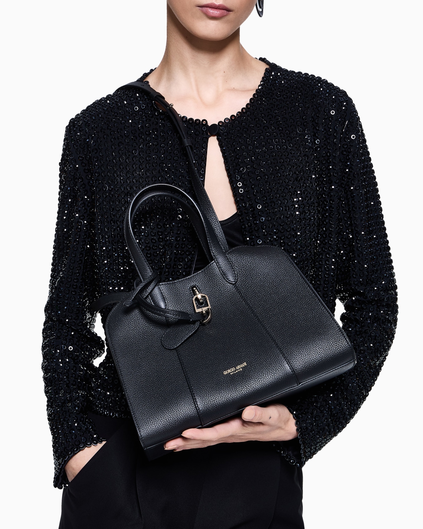 페블 레더 소재 스몰 토트백 슬라이드 6