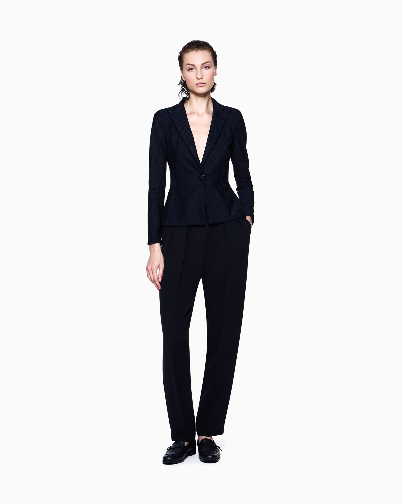 Sleek Black Textured Blazer Diapositiva 1