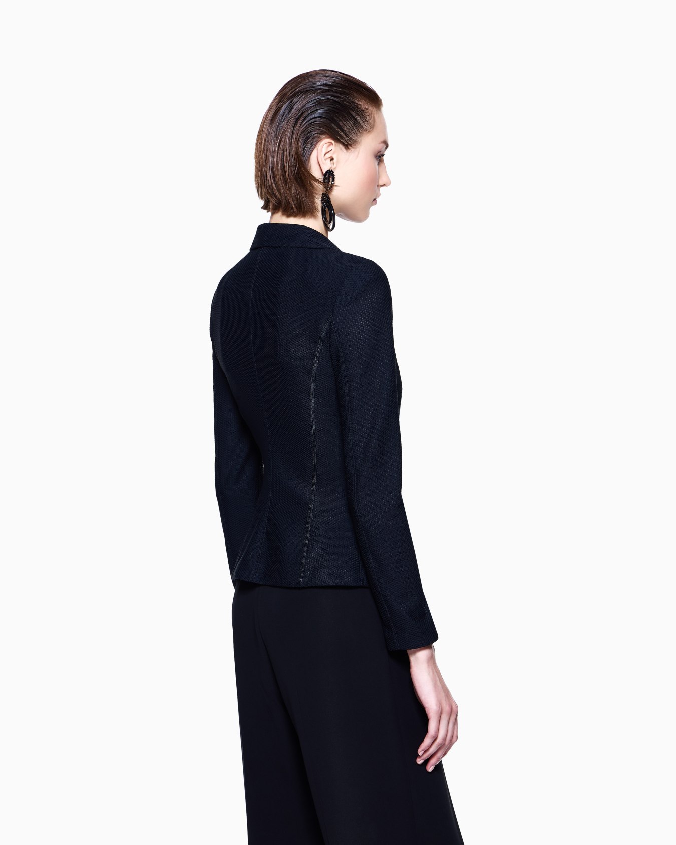Sleek Black Textured Blazer Diapositiva 2