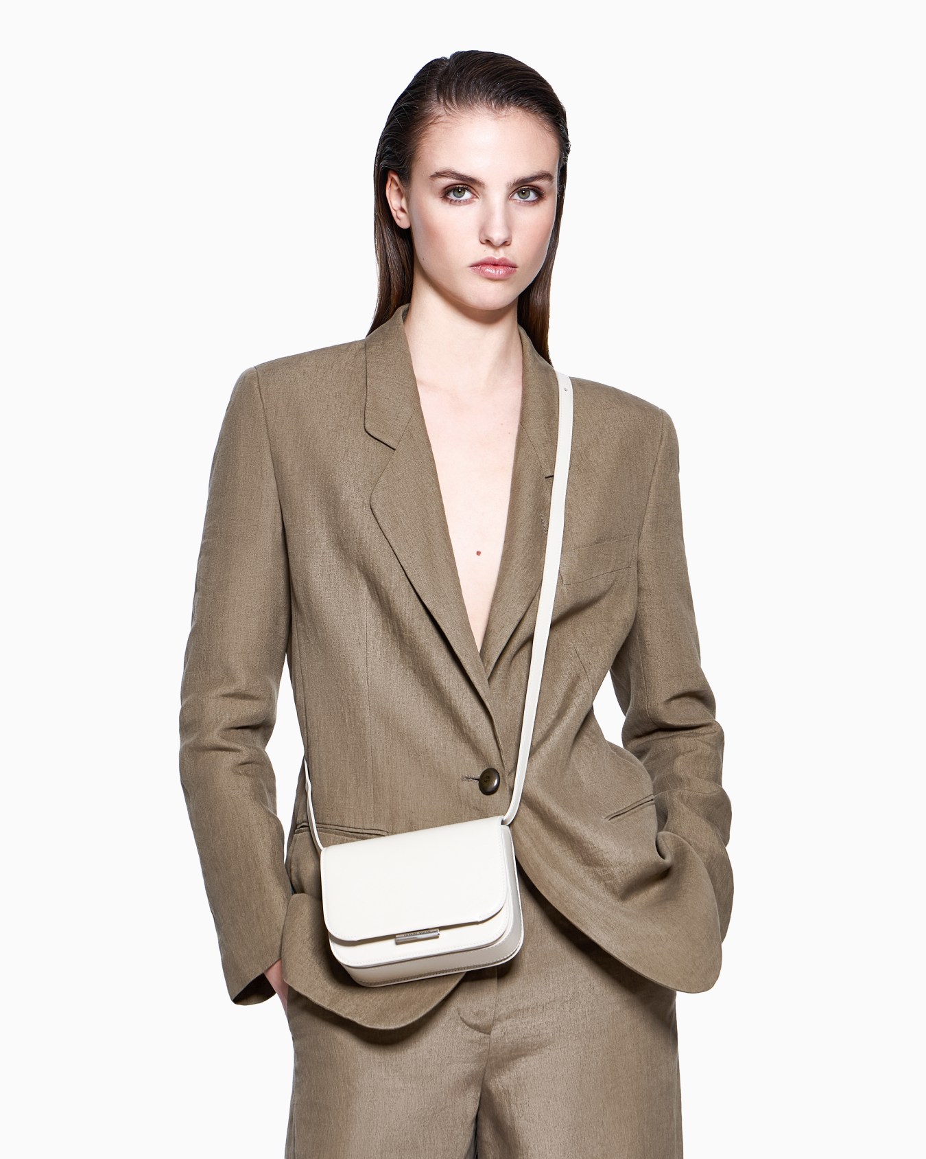 Small leather shoulder bag Slide 5