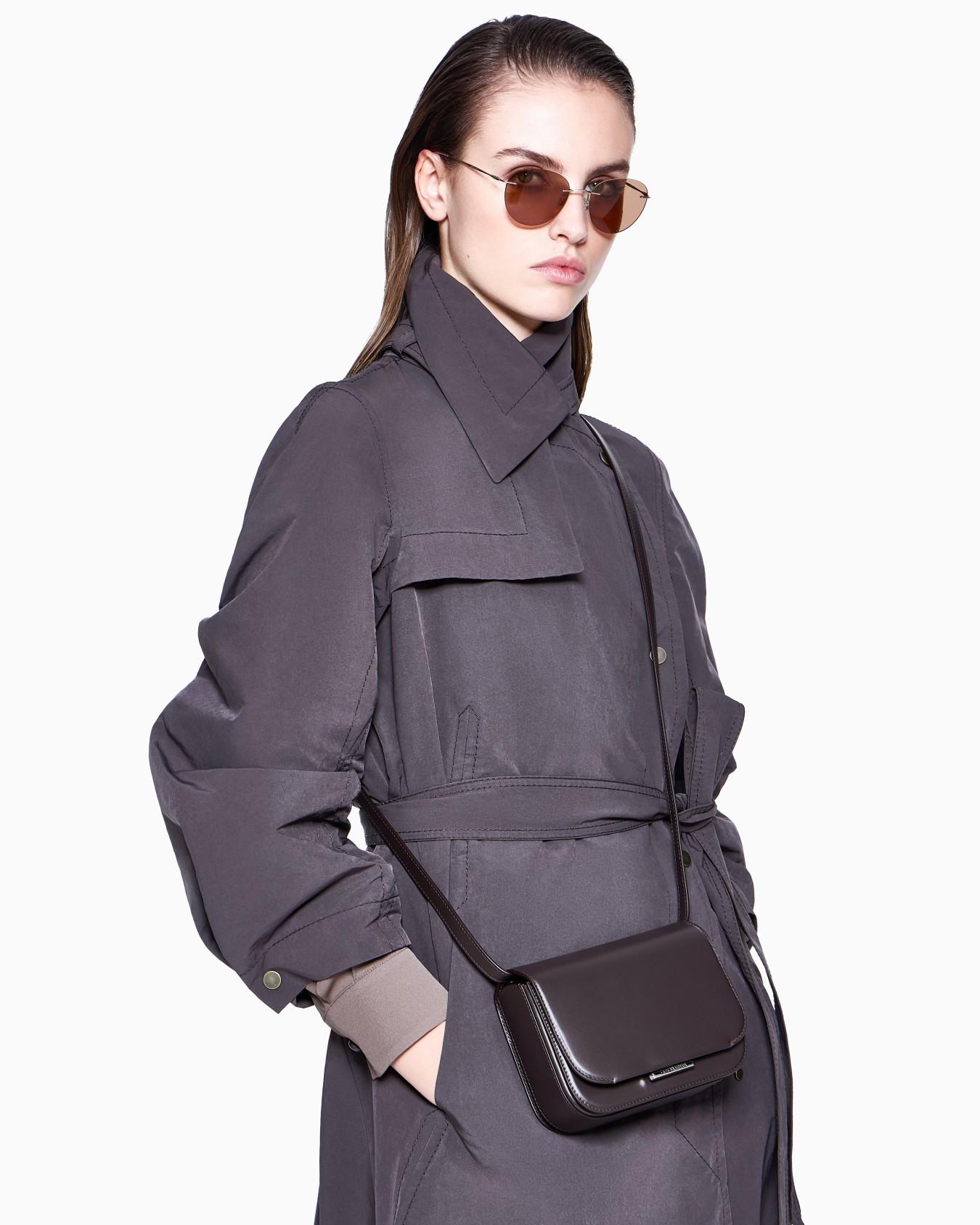 Small leather shoulder bag Slide 5