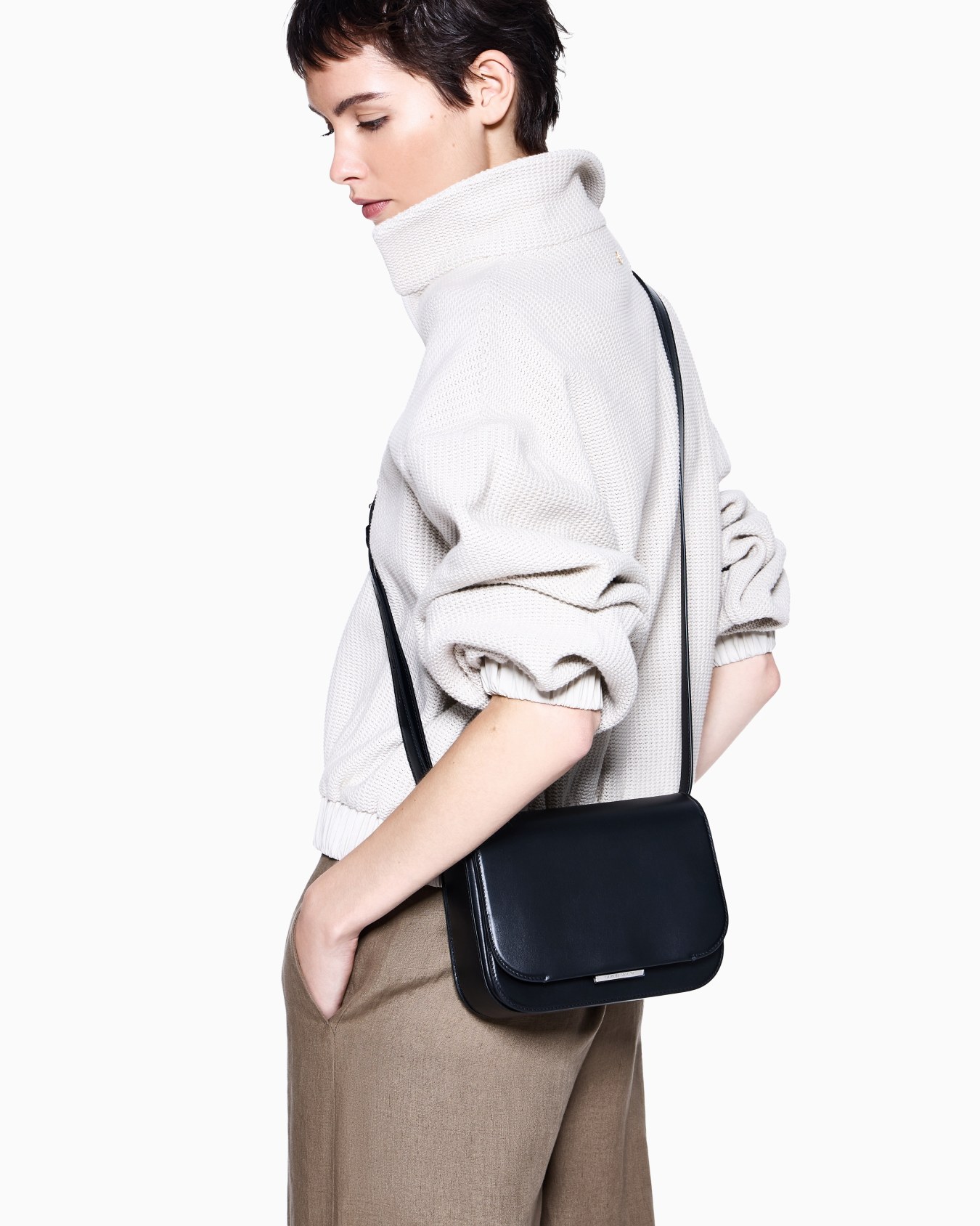 미디엄 가죽 숄더백 슬라이드 5