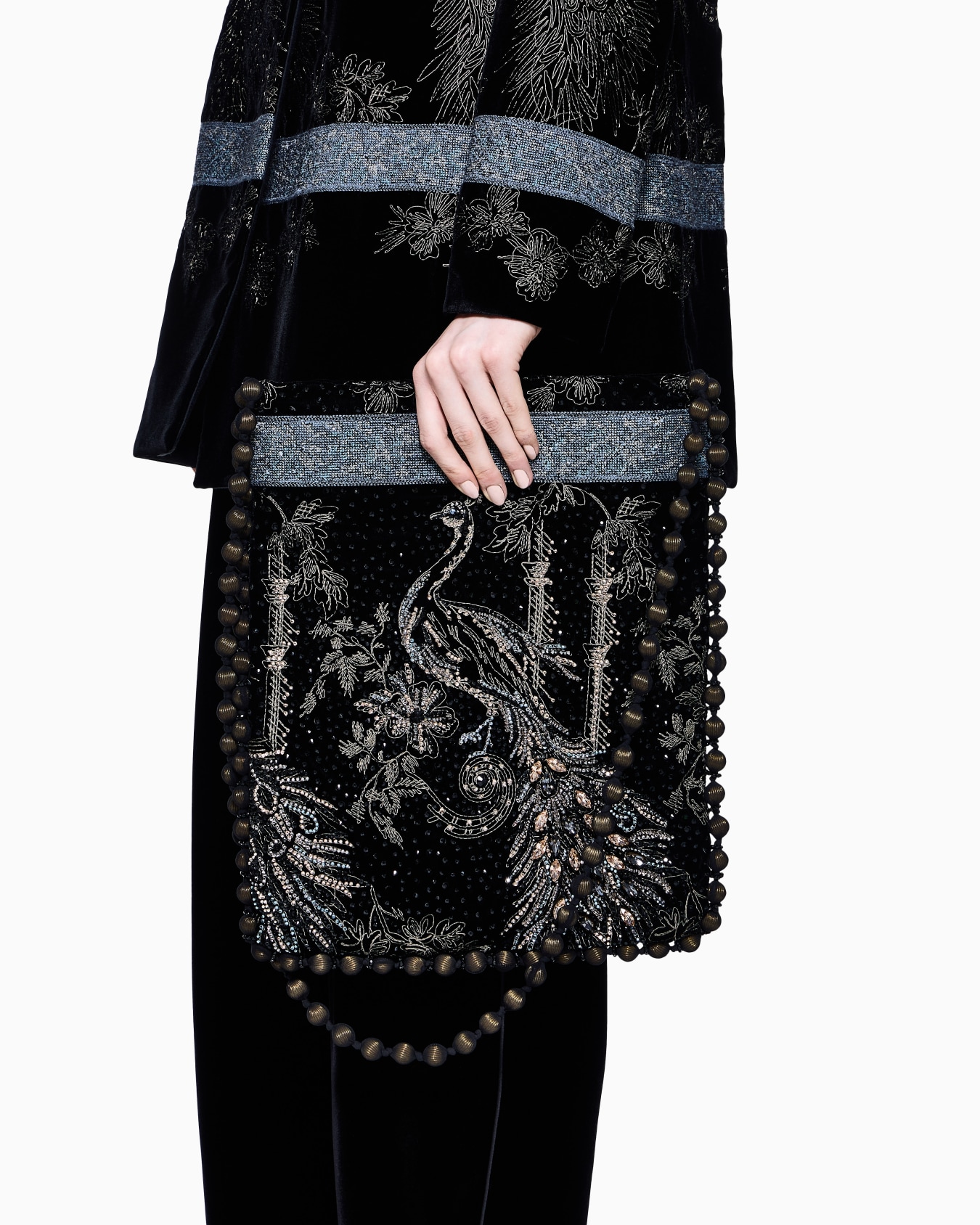 Embroidered velvet shoulder bag Slide 6