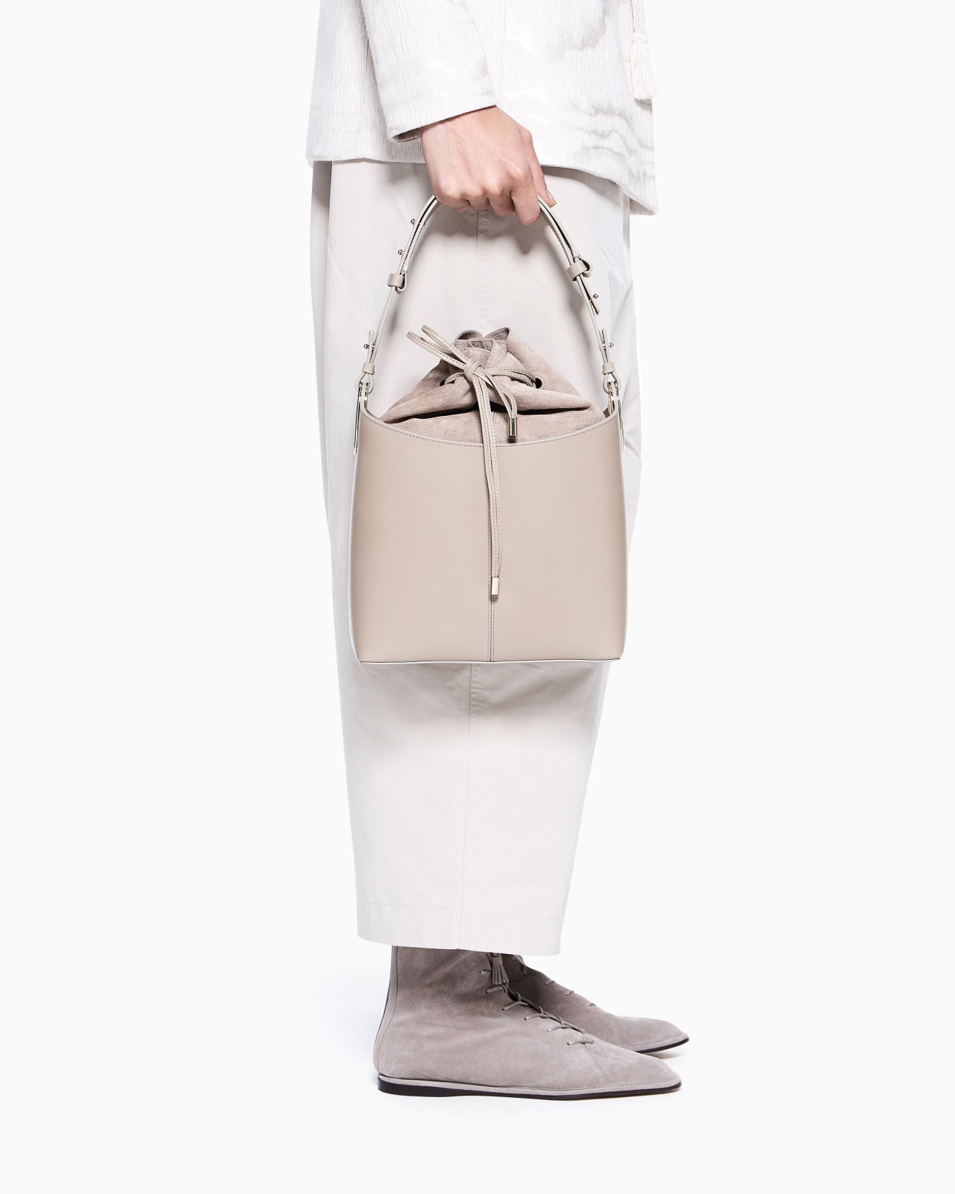 Smooth calfskin bucket bag Slide 5