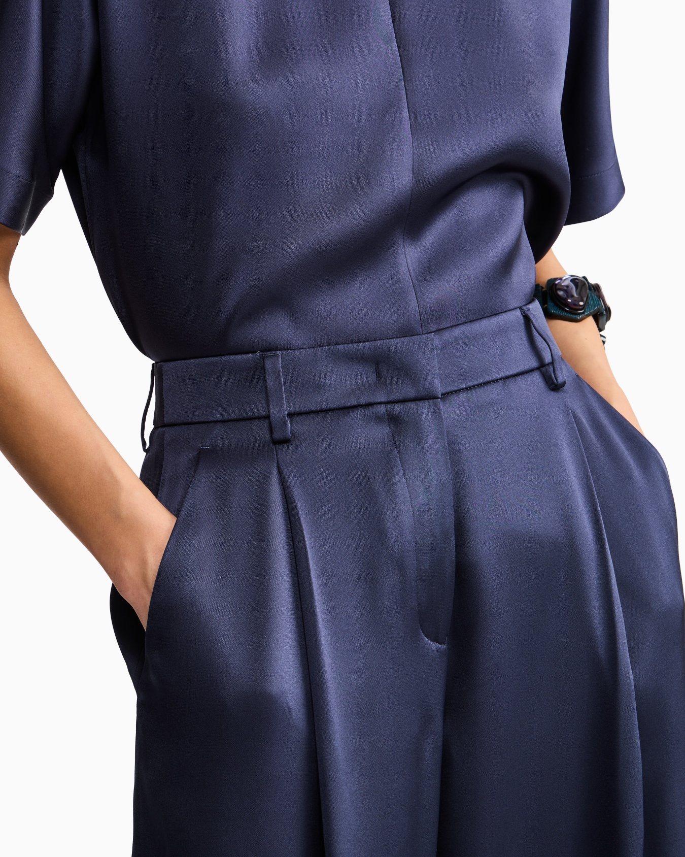 Pantalon à une pince en satin double de soie Diapositive 4