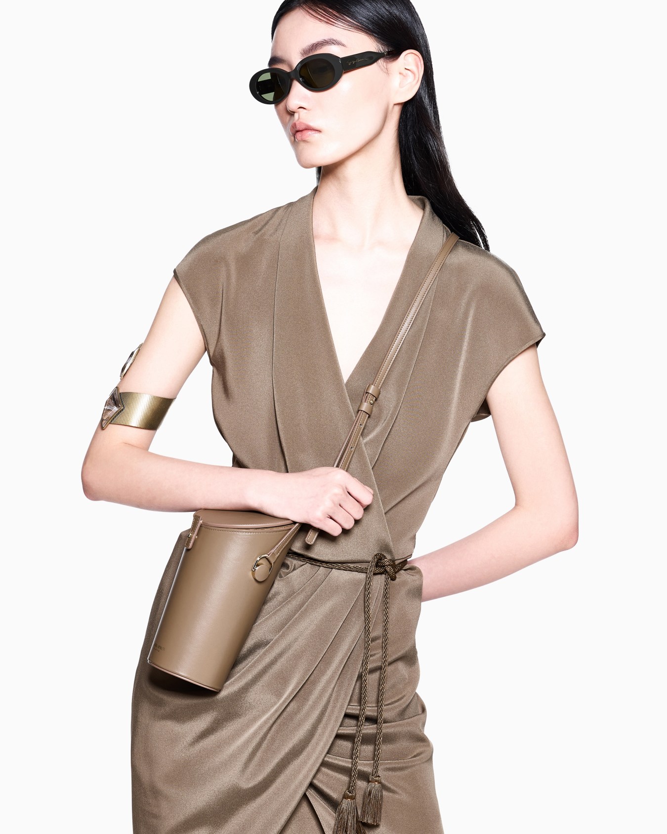 Long dress in silk-blend crêpe Slide 3