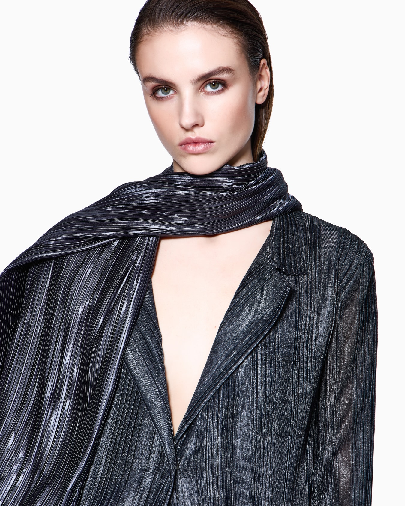 Stole in pleated fabric Slide 2