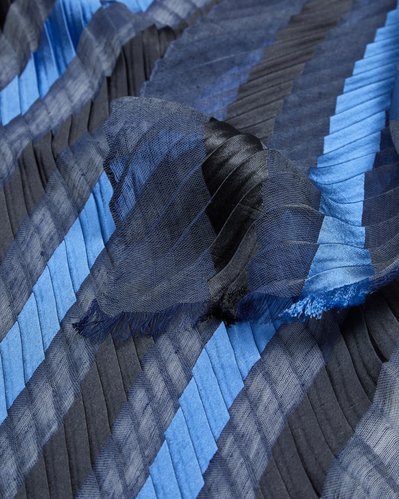 プリーツストール シルク ストライプ スライドする 1