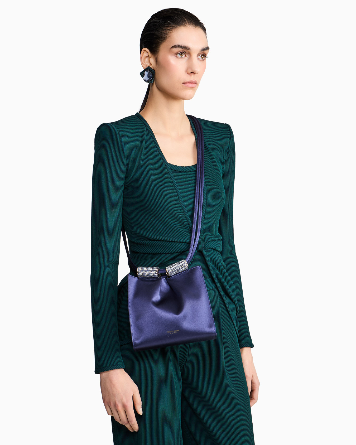 Schultertasche aus Satin mit Strassdetail Folie 5