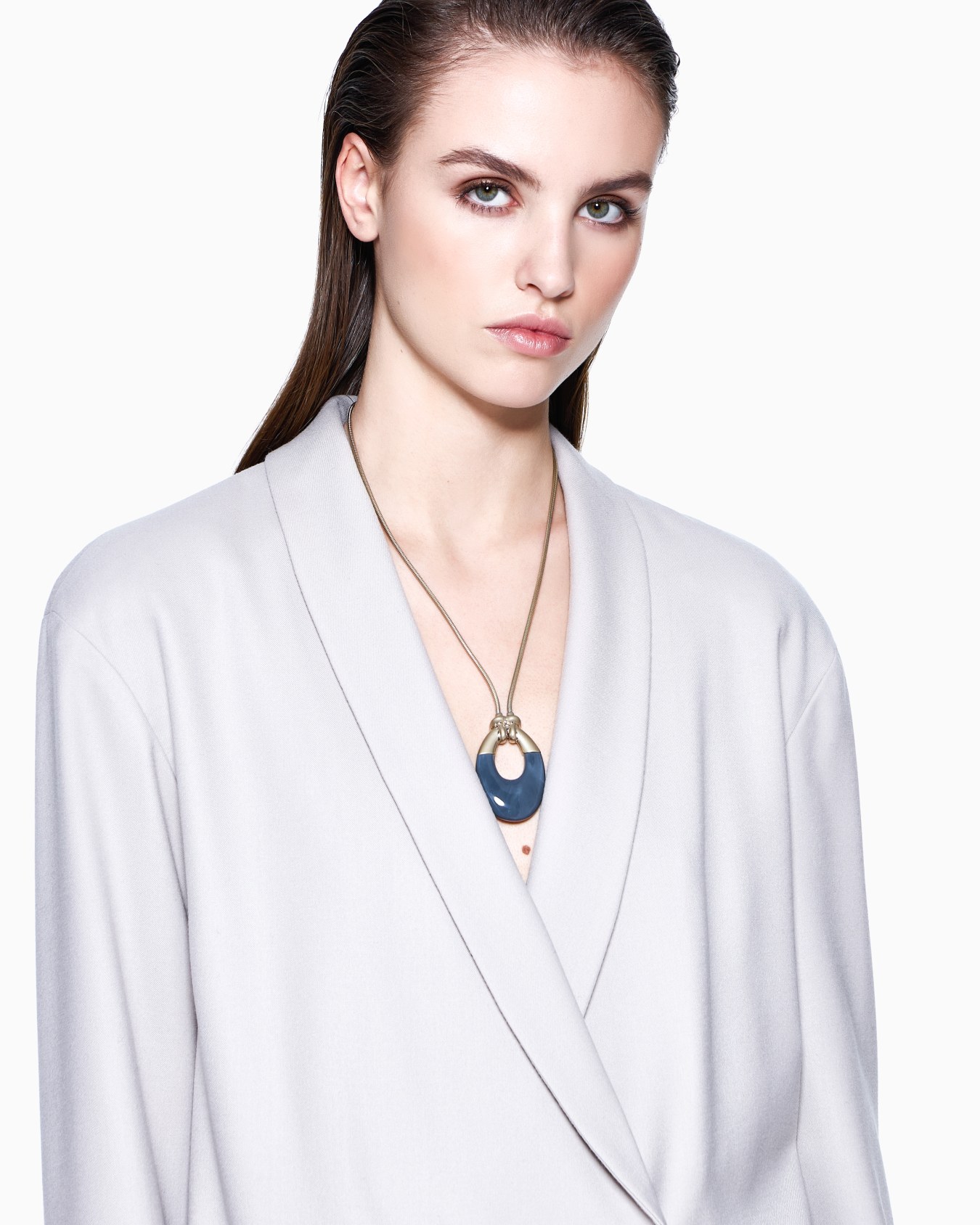 Long brass and resin necklace Slide 2