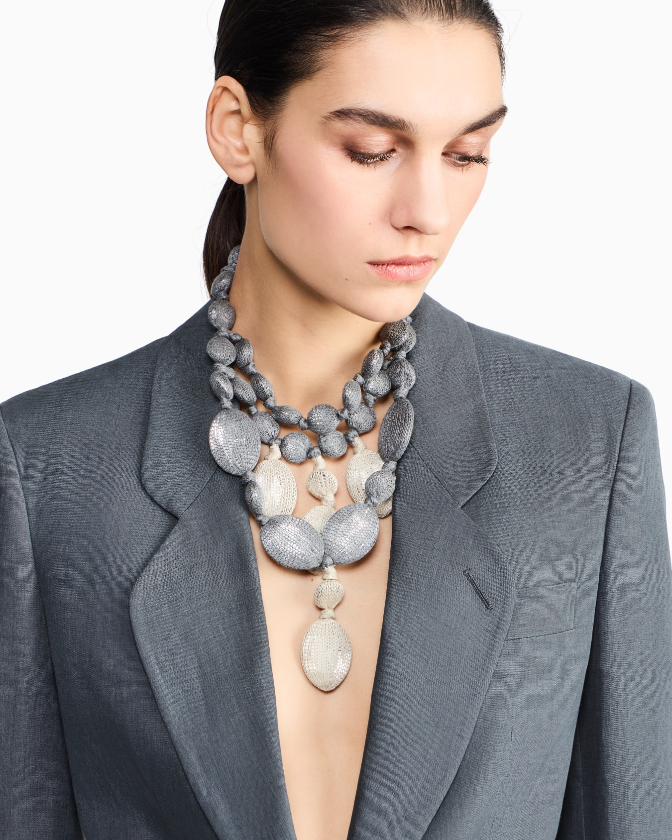 Collar con elementos de resina y punto de lino Diapositiva 2