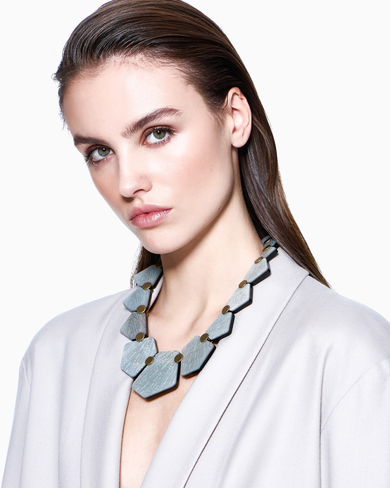 Collar tipo gargantilla en resina y metal Diapositiva 2