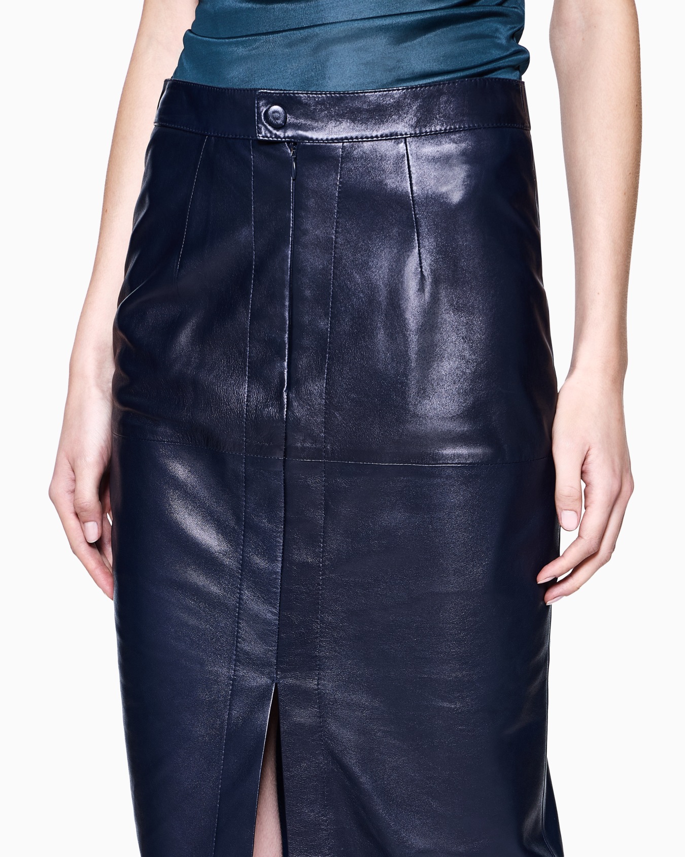 Pencil skirt in nappa lambskin Slide 4