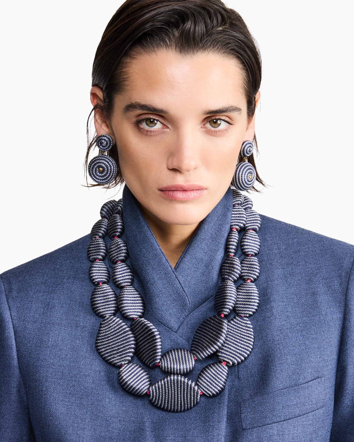 Collar tipo gargantilla de tejido con elementos circulares Diapositiva 2