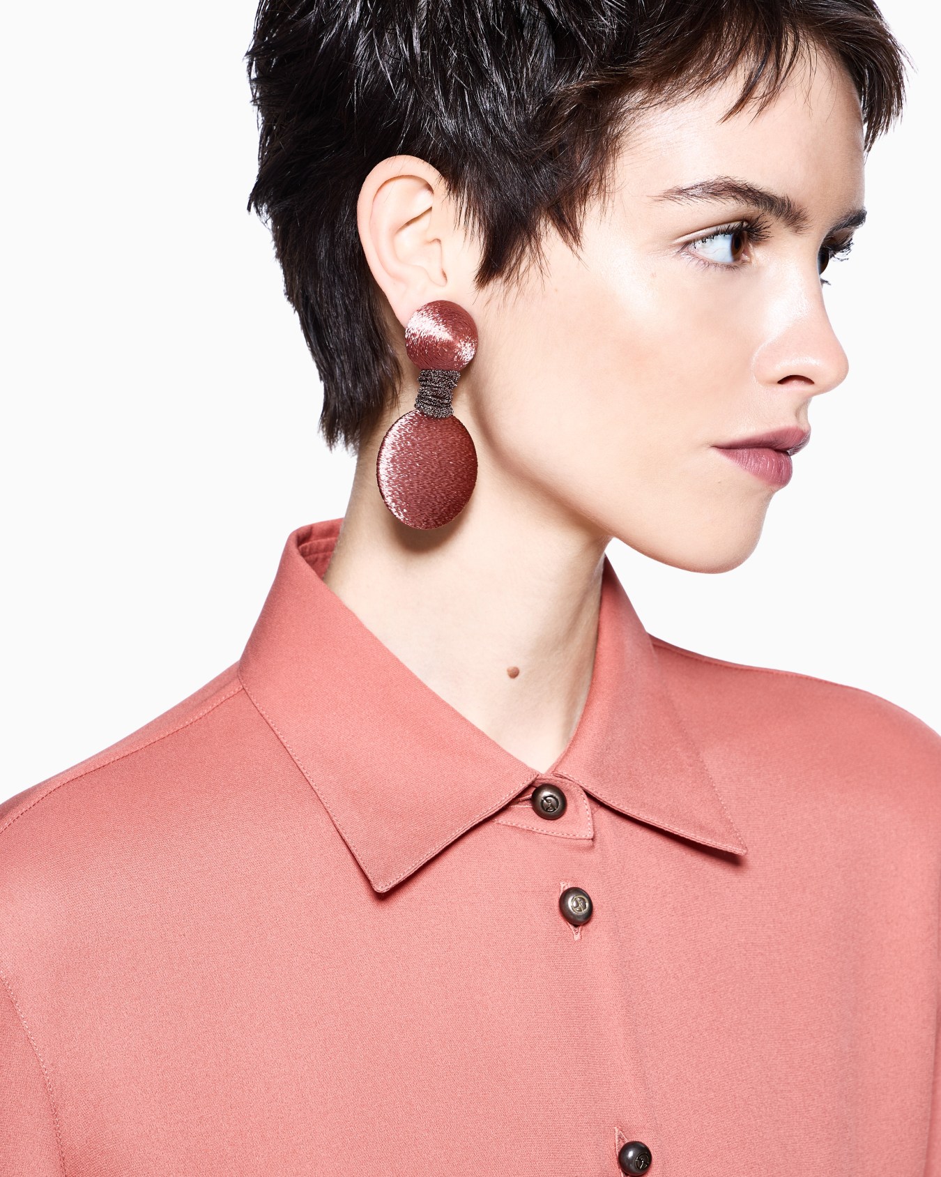 Earrings with fabric-effect circular pendant Slide 2