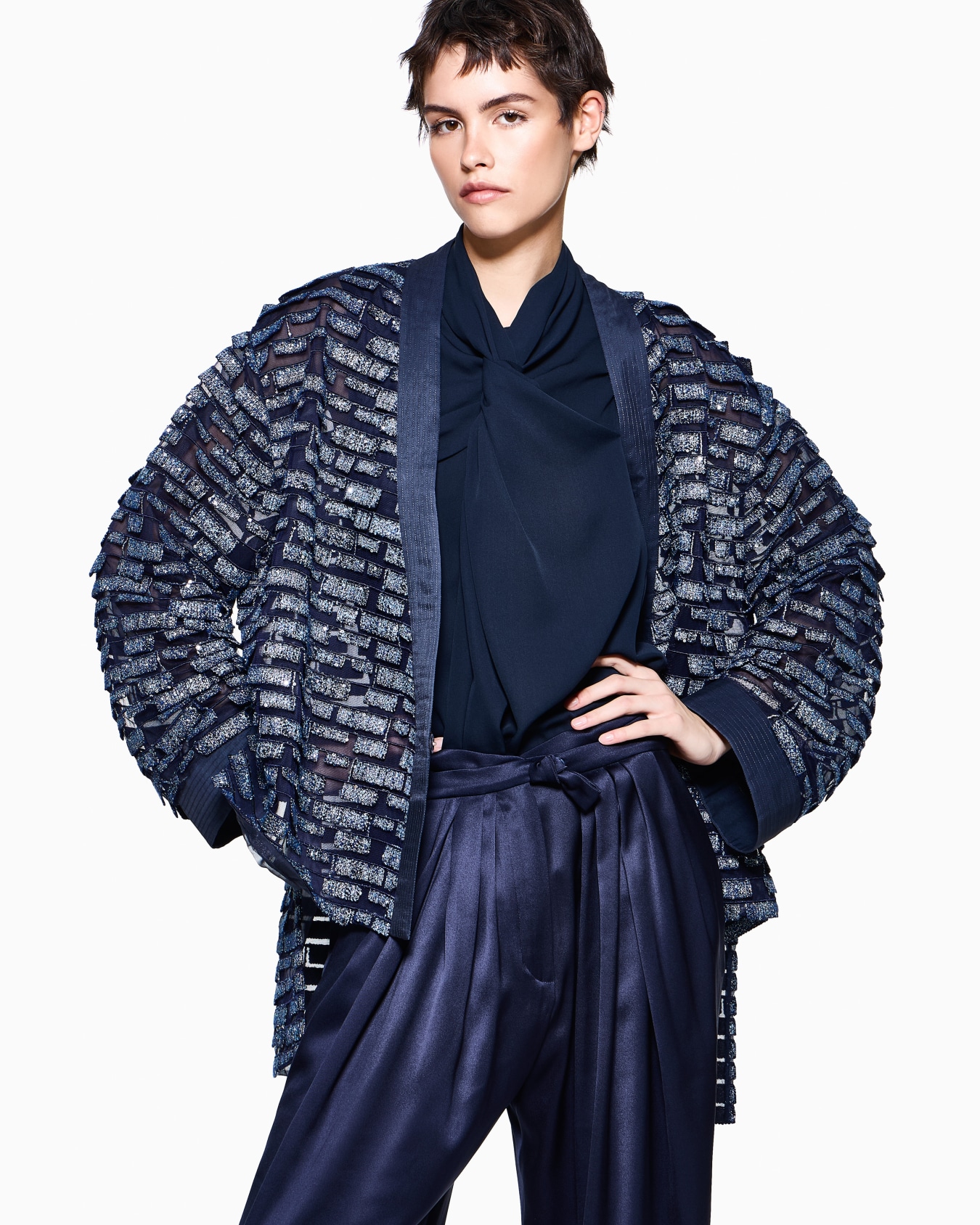 Ärmellose Bluse aus Seidengeorgette mit Knotendetail Folie 2