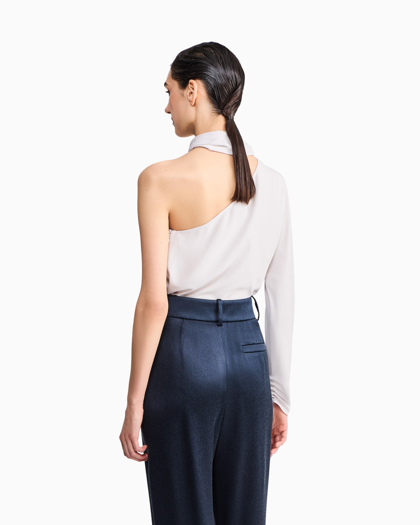 Einschulterbluse aus Seidengeorgette mit Schärpe Folie 5