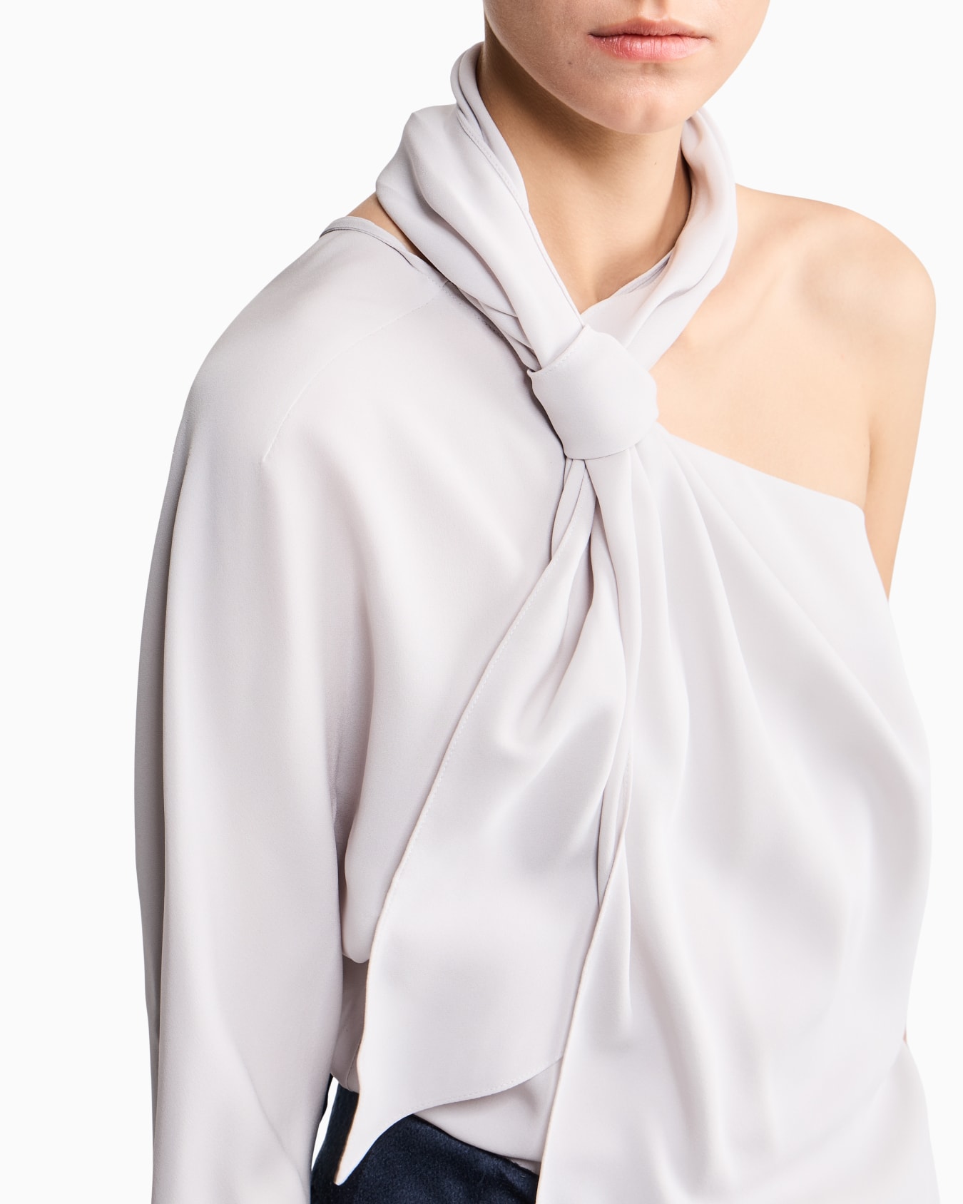 Einschulterbluse aus Seidengeorgette mit Schärpe Folie 6