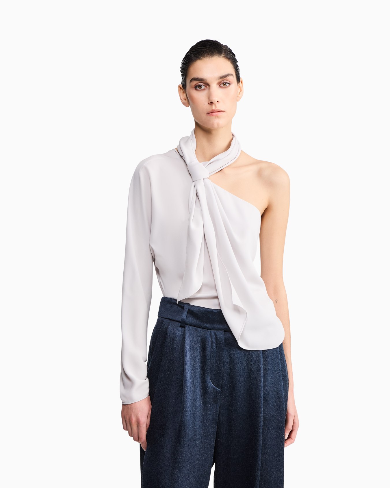 Einschulterbluse aus Seidengeorgette mit Schärpe Folie 3