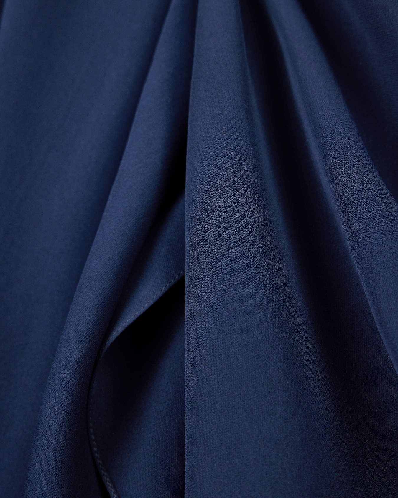 One-shoulder shirt in silk triple georgette with a sash Slide 4