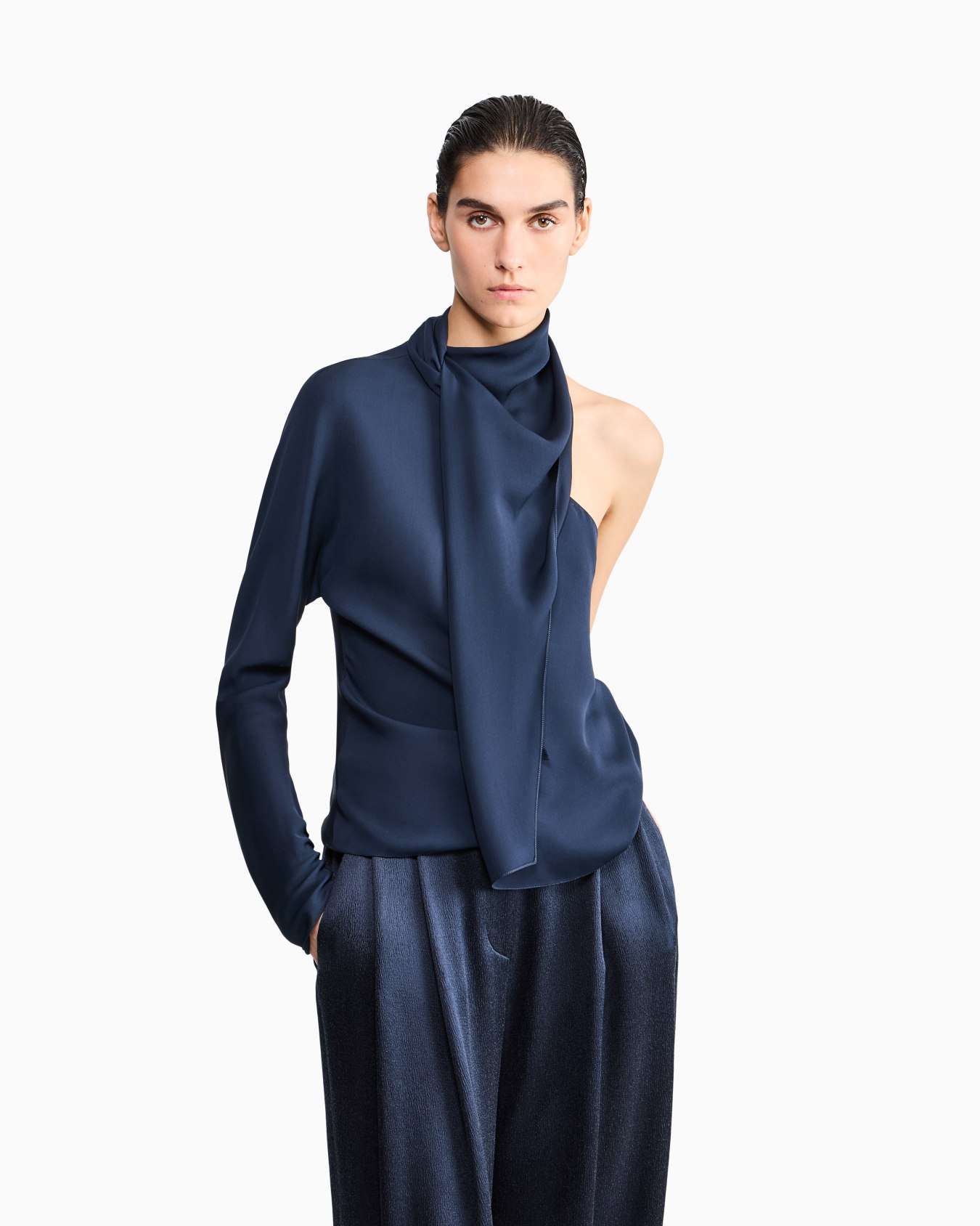 One-shoulder shirt in silk triple georgette with a sash Slide 3