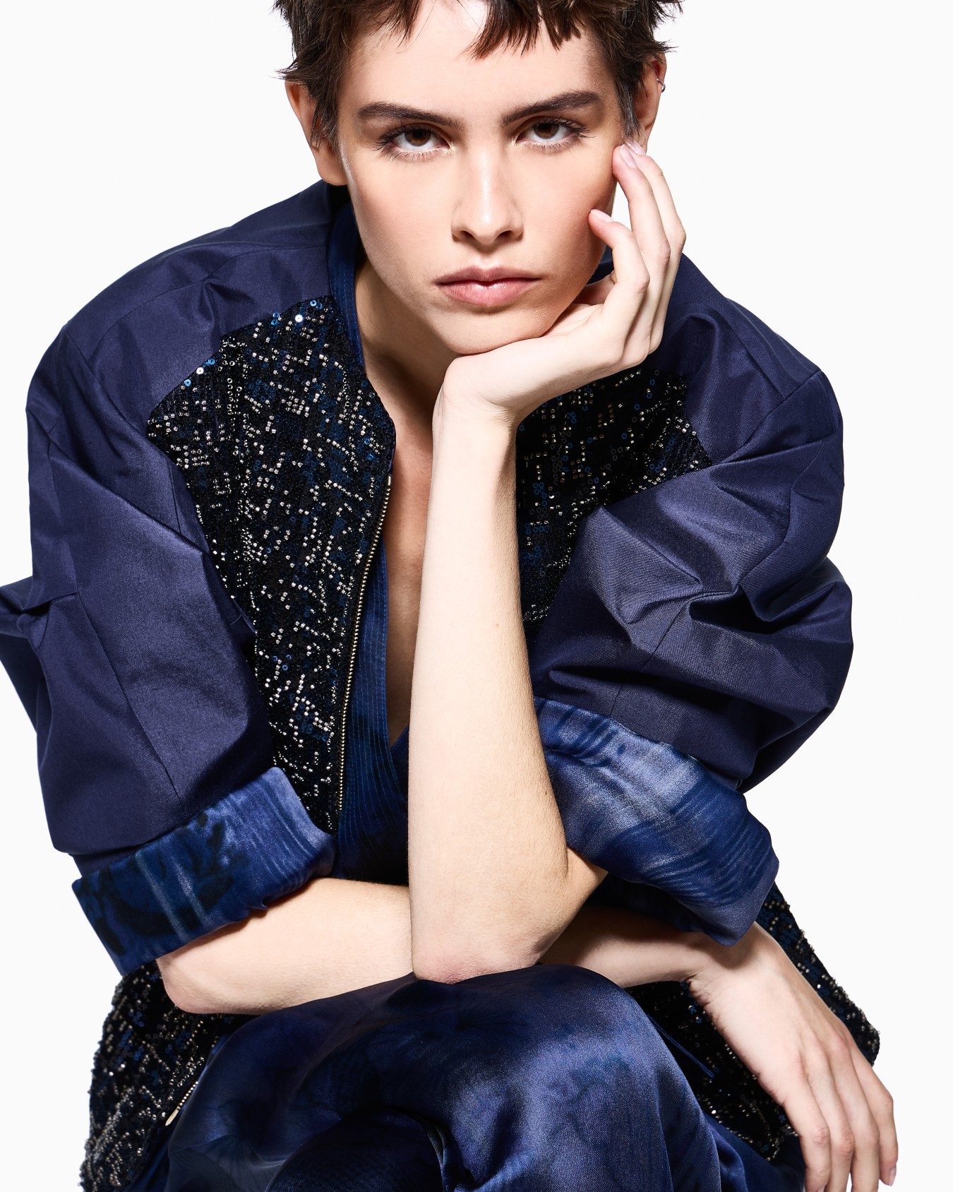 Embroidered cropped coat in silk shangtung with beaded front Slide 3