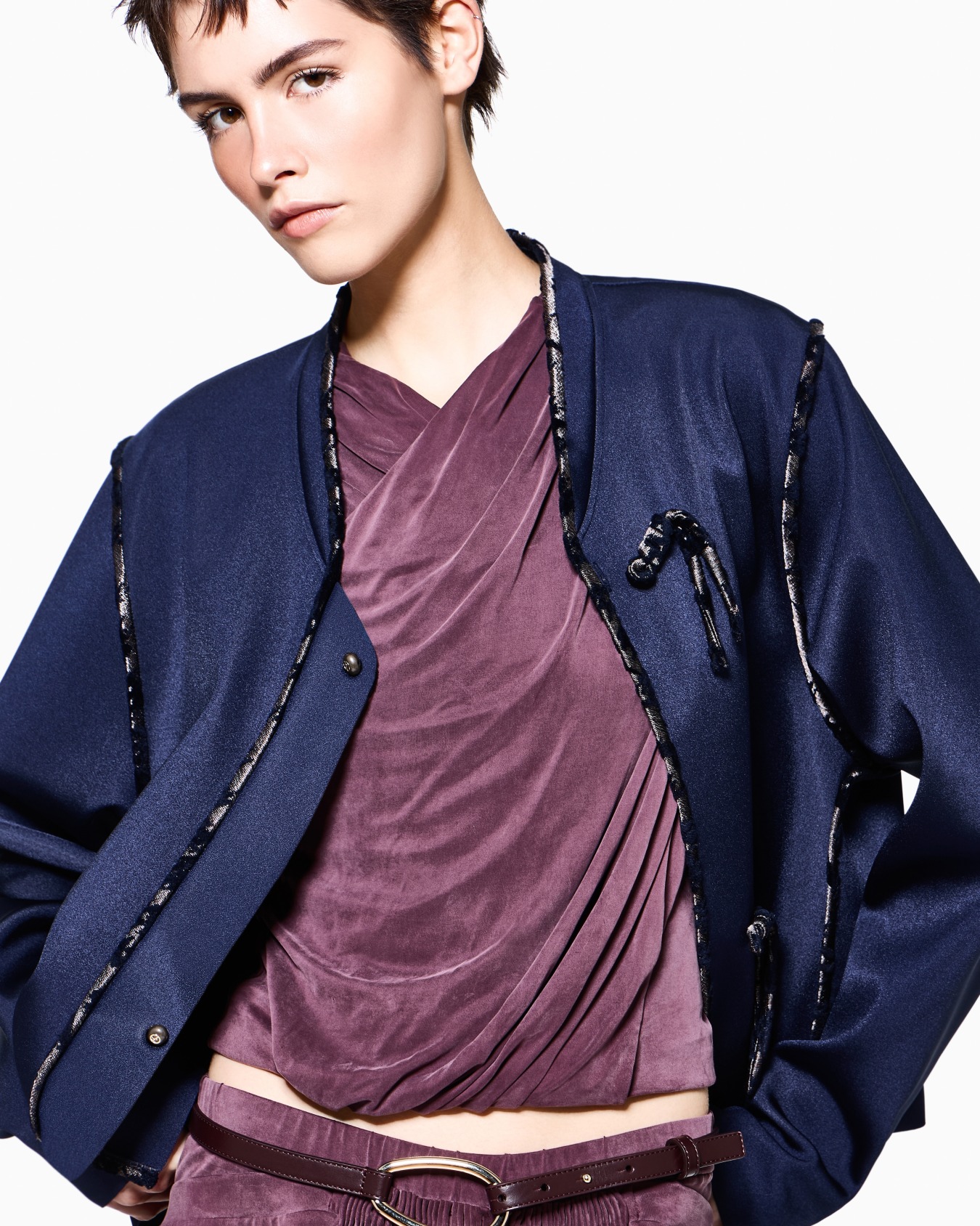 Langarmshirt aus Cupro-Jersey mit drapierter Vorderseite Folie 3